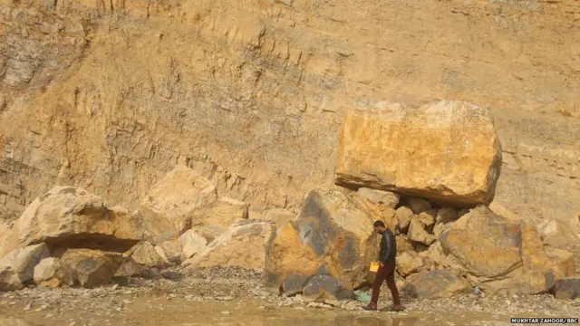 દક્ષિણ કાશ્મીરમાં પત્રકારો દહાડી તરફ