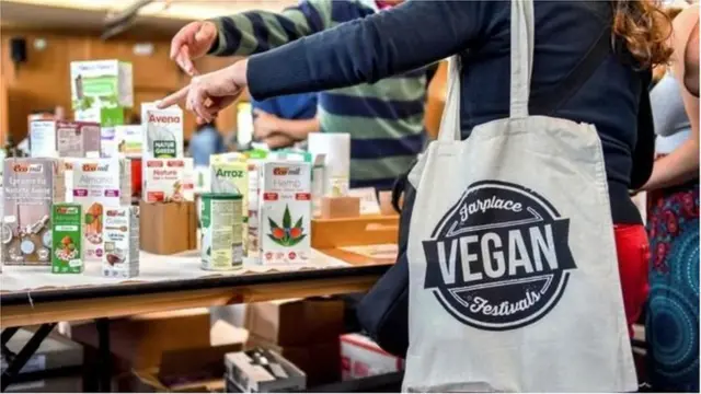 Жінка обирає веганські продукти