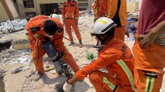 म्यान्मारमा एउटा बौद्ध विहारमा उद्धारकर्मीहरू