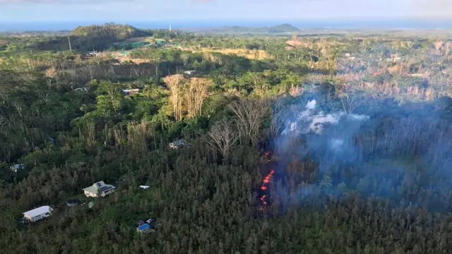 Лава, приближающаяся к поселку
