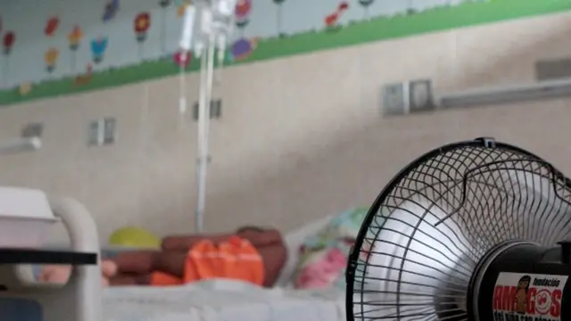 Niño paciente yace en una cama del hospital HEP