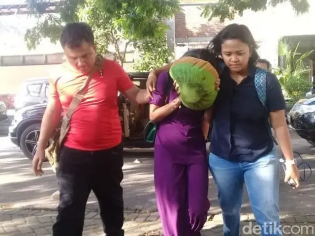 Vanessa Angel (tengah) saat diamankan ke Polda Jawa Timur, Sabtu (05/01) lalu.