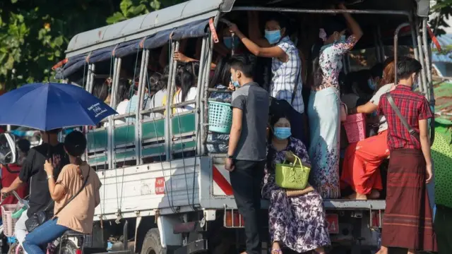 ကိုဗစ်ကို ထိန်းချုပ်နိုင်ဖို့ရာ လူချင်း ခြောက်ပေအကွာ ခပ်ခွာခွာနေကြဖို့လည်းပါဝင်ပါတယ်။