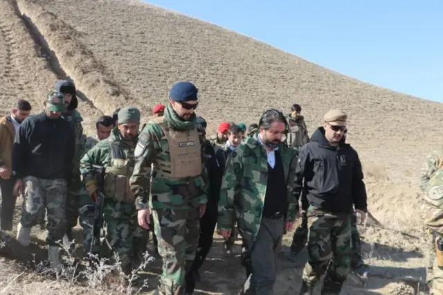 نقیب الله فایق (په منځ کې) د طالبانو برید مرګونی بولي.