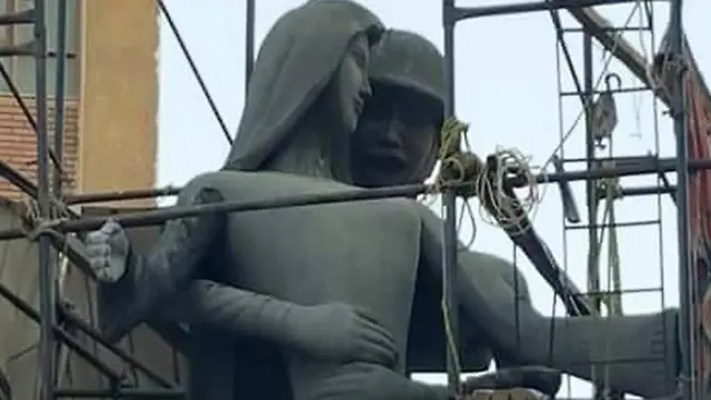 Les habitants de la ville de Sohag estiment que la statue évoque une femme harcelée sexuellement ou qu'elle donne une image frivole des militaires égyptiens.