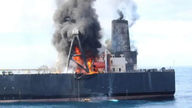 தீப்பிடித்த கப்பல்