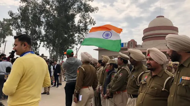 వాఘా సరిహద్దులో భారతీయులు