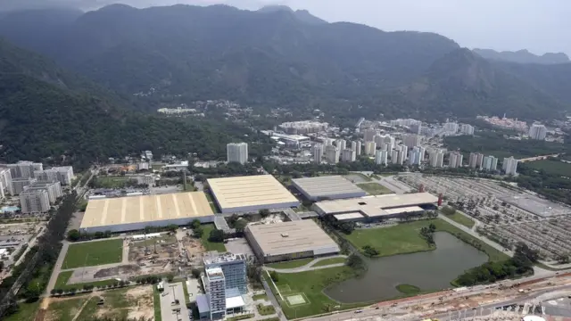 Vista aérea mostrando os pavilhões do complexo do RioCentro