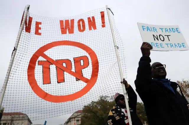 抗议人士认为，跨太平洋伙伴关系协定抢走了美国人的工作。