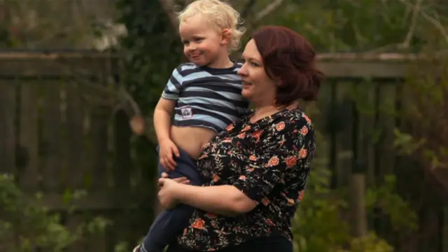 Hannah Freimanis con su segundo hijo Sebastien