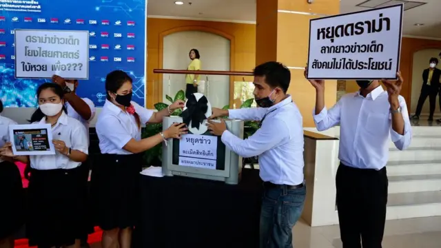 กิจกรรมเชิงสัญลักษณ์ ติดริบบิ้นดำบนจอทีวี