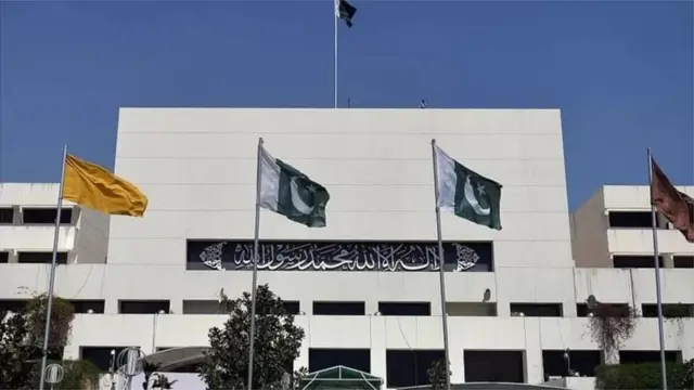 عمران خان، عدم اعتماد