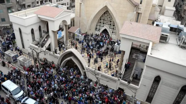 تجمع مواطنون قبالة كنيسة مارجرجس في طنطا