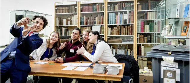 YeşilSol Parti lideri Jesse Klaver oyunu kullandıktan sonra sandık görevlileriyle selfie çekmişti