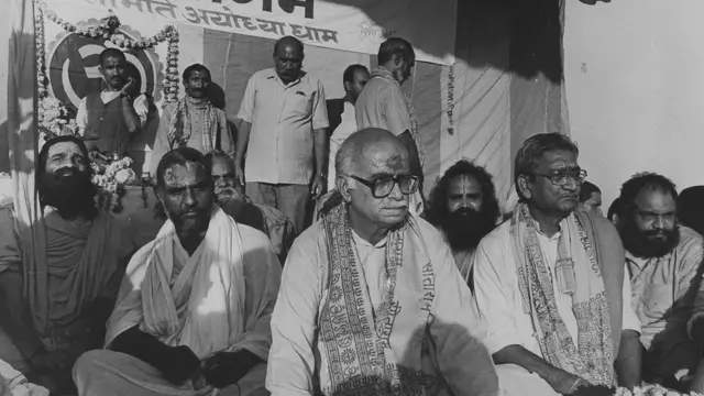 অযোধ্যায় রামমিন্দর আন্দোলনের মঞ্চে লালকৃষ্ণ আডভানি। সঙ্গে বিশ্ব হিন্দু পরিষদের নেতারা। নভেম্বর, ১৯৯০