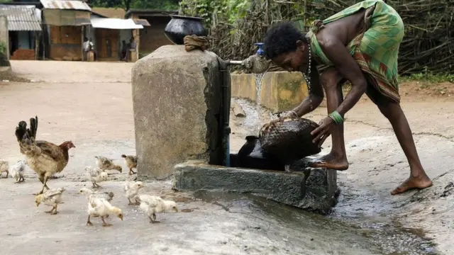 उडिसा स्टेट भारतमा झाडा पखाला लागेका बेला एक महिला भाँडा सफा गर्दै