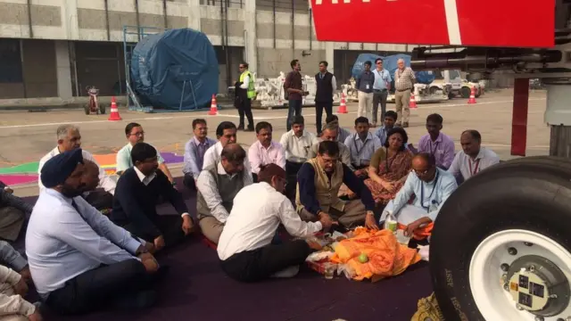 ایئر انڈیا کے طیارے کے سامنے پوجا