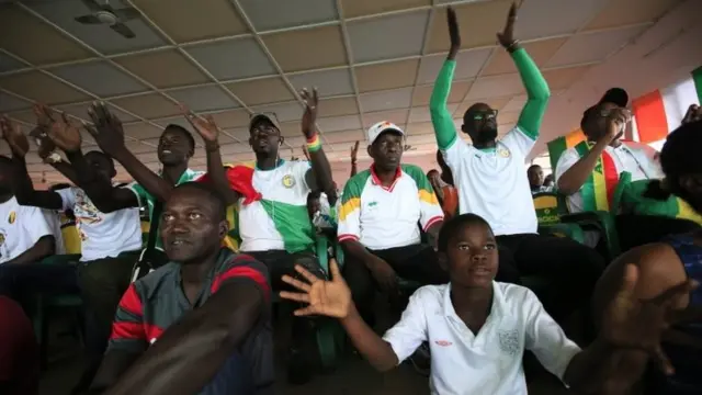 Senegaleses mirando el partido de su selección