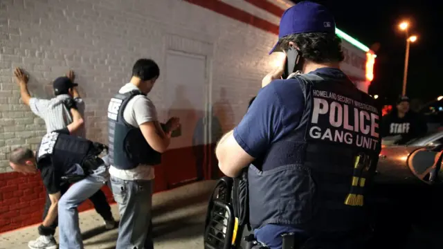 Agentes de migración detienen a un hispano