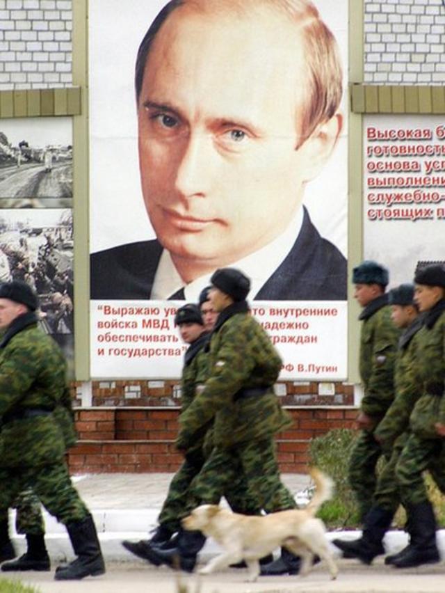 تنتشر صور بوتين في عموم البلاد وتظهر في قاعدة للجيش الروسي في غروزني في الشيشان