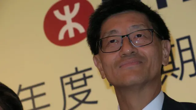 梁国权在港铁业绩发布会上（BBC News中文图片9/8/2018）