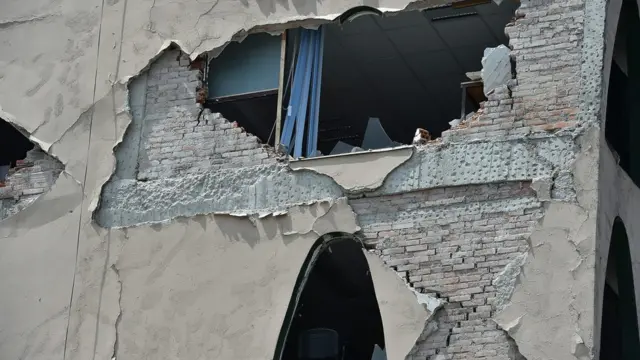 क्षतिग्रस्त इमारत