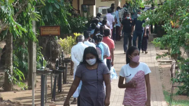 ඡායාරූප: ඡන්දය ප්‍රකාශ කිරීමට වවුනියාවේ ජනතාව පැමිණීම