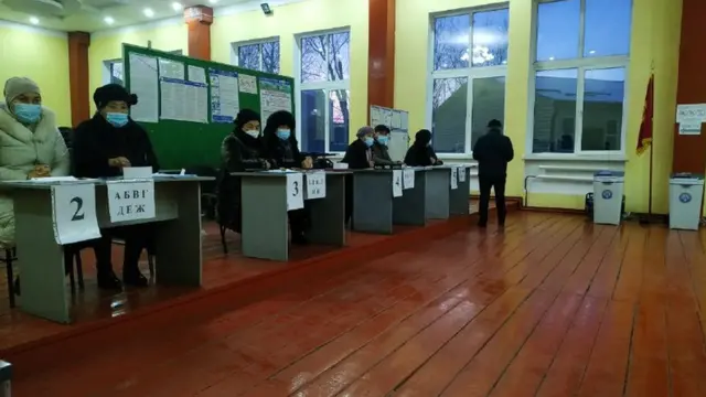 Байкоочулар бул жолу шайлоочулардын катышуусу күздөгү парламенттик шайлоого салыштырганда пасивдүү болуп жатканын белгилөөдө. Түшкө чейин он пайызга жетпеген шайлоочу добуш берди