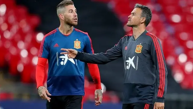 Luis Enrique and Sergio Ramos in discussion
