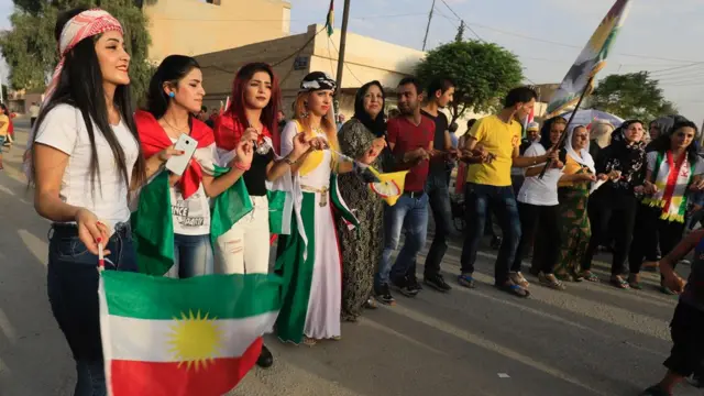 کردهای سوریه هم همه‌پرسی استقلال اقلیم کردستان عراق را جشن گرفتند - رقص کردی در شهر قامشلی
