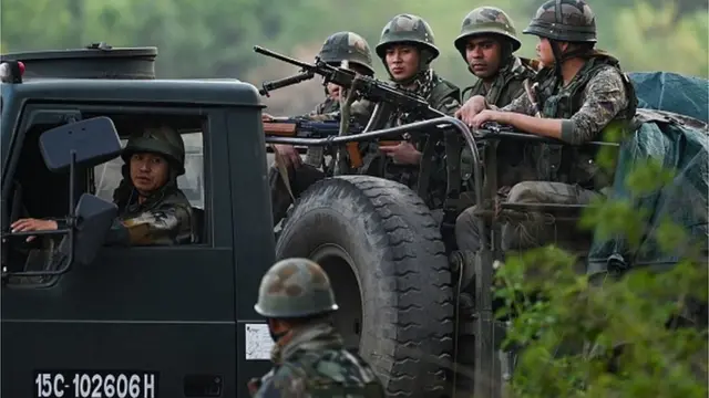 Tentara Angkatan Darat India berpatroli selama operasi penyelamatan menyusul kekerasan etnis di wilayah tersebut, dekat Imphal, negara bagian Manipur, India timur laut pada 7 Mei 2023.