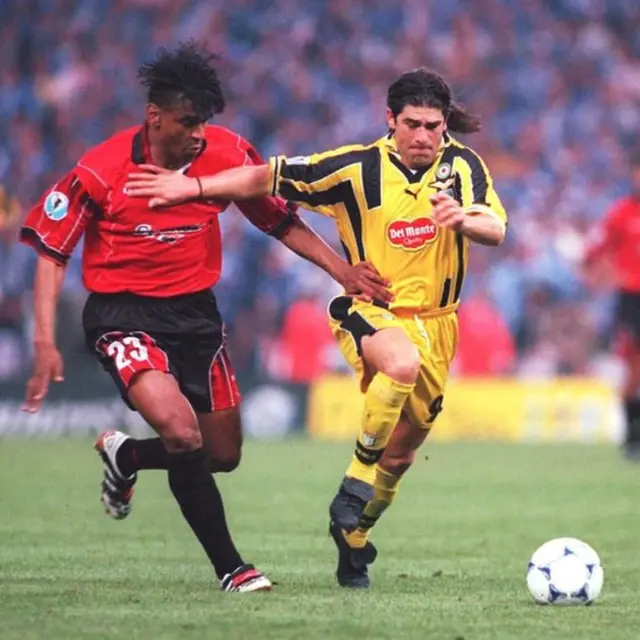 Marcelo Salas se lleva el balón