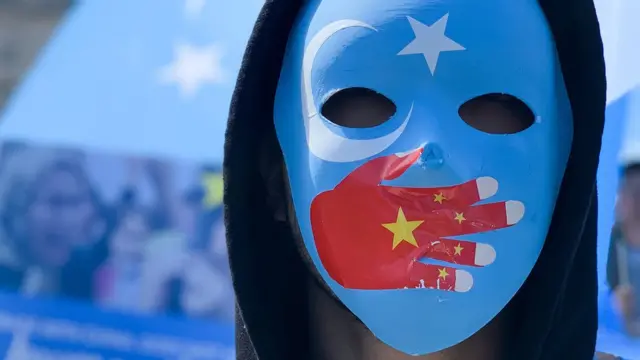 流亡美国的新疆维吾尔人在华盛顿举行的集会上抗议中国人权打压(6/4/2019)