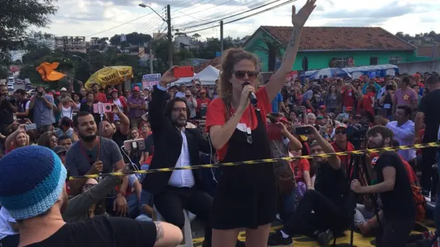 Ana Cañas canta no entorno do prédio da PF