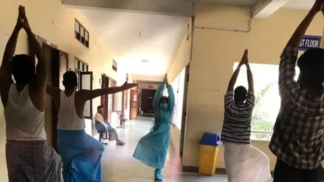 யோகா செய்யும் கொரோனா நோயாளிகள்
