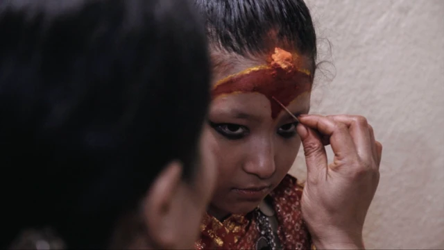 مادر کوماری، در حال آرایش دخترش قبل از اینکه عابدان به زیارتش بیایند.