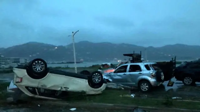 Automóviles destruidos en Road Town, Tórtola, Islas Vírgenes Británicas