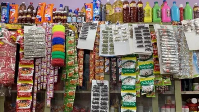 కిరాణా కొట్టులో నిత్యావసర వస్తువులు