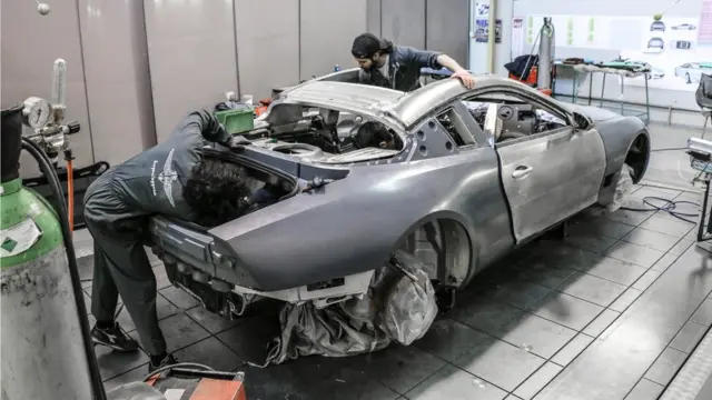 همه ماشین‌ها دست‌ساز است و ساخت هر کدام شش ماه طول میکشد