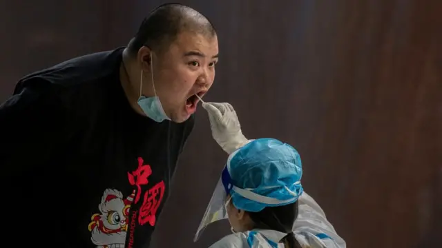 正在接受核酸檢測的人