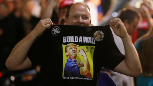 آقای ترامپ گفته بود در مرز این کشور با مکزیک دیواری خواهد کشید که هزینه آن را باید مکزیک پرداخت کند