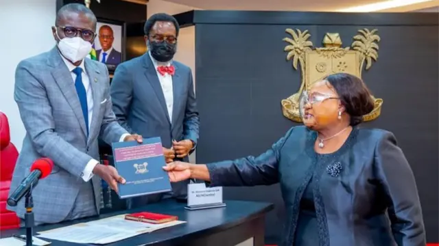 Lagos govnor Babajide Sanwo-Olu recieve Endsars report