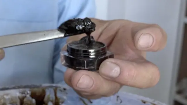 કરીમુદ્દીન શિલાજિત તૈયાર કરવાની પ્રક્રિયામાં ત્રીસથી ચાલીસ દિવસ લે છે