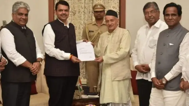 பதவி விலகல் கடிதத்தை சமர்பிக்கும் பட்னவிஸ்