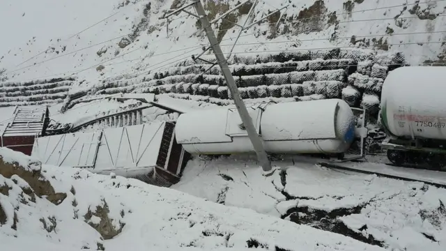 Jingalak sochli ayol eshagiga sikilib, yiglaydi. Metalhead porno yulduzi jinsiy aloqadan chiqadi