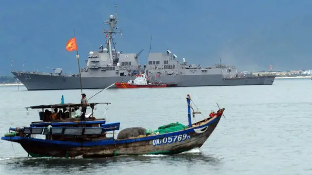 Khu trục hạm USS Chung-hoon cập cảng Tiên Sa, Đà Nẵng năm 2011