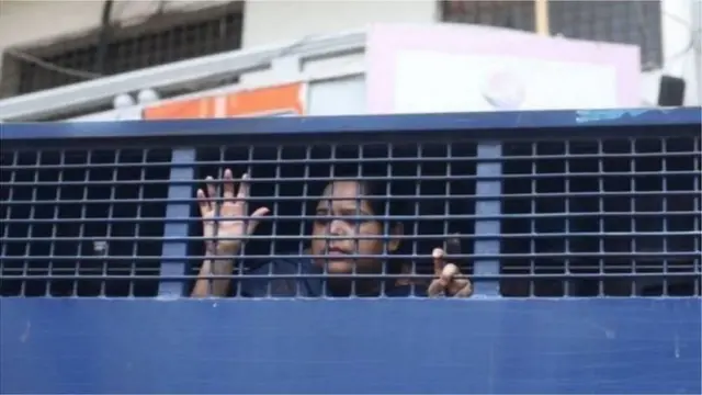 গত মঙ্গলবার রোজিনা ইসলামকে আদালত থেকে গাজীপুরে কাশিমপুর কারাগারে নিয়ে যাওয়ার সময়ের ছবি