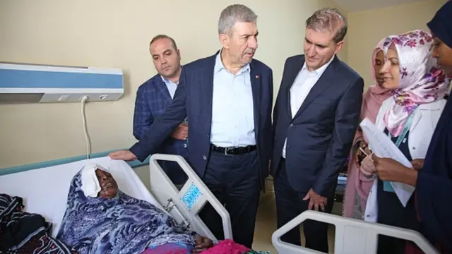 Ministan Lafiya kasar Turkiyya Ahmet Demircan lokacin da ya kai ziyara wani asibiti don duba wadansu daga cikin mutanen da harin ya shafa