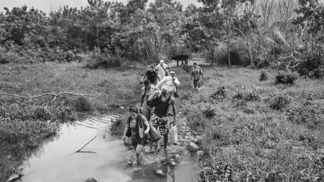 Emigrantes venezolanos cruzando hacia Colombia.