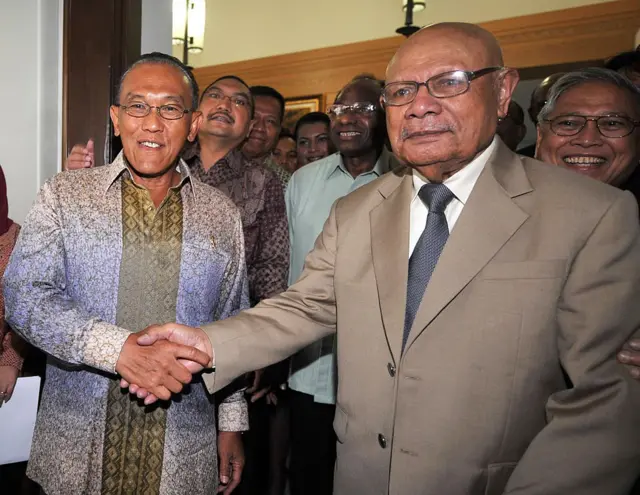 Nicholaas Jouwe, Papua